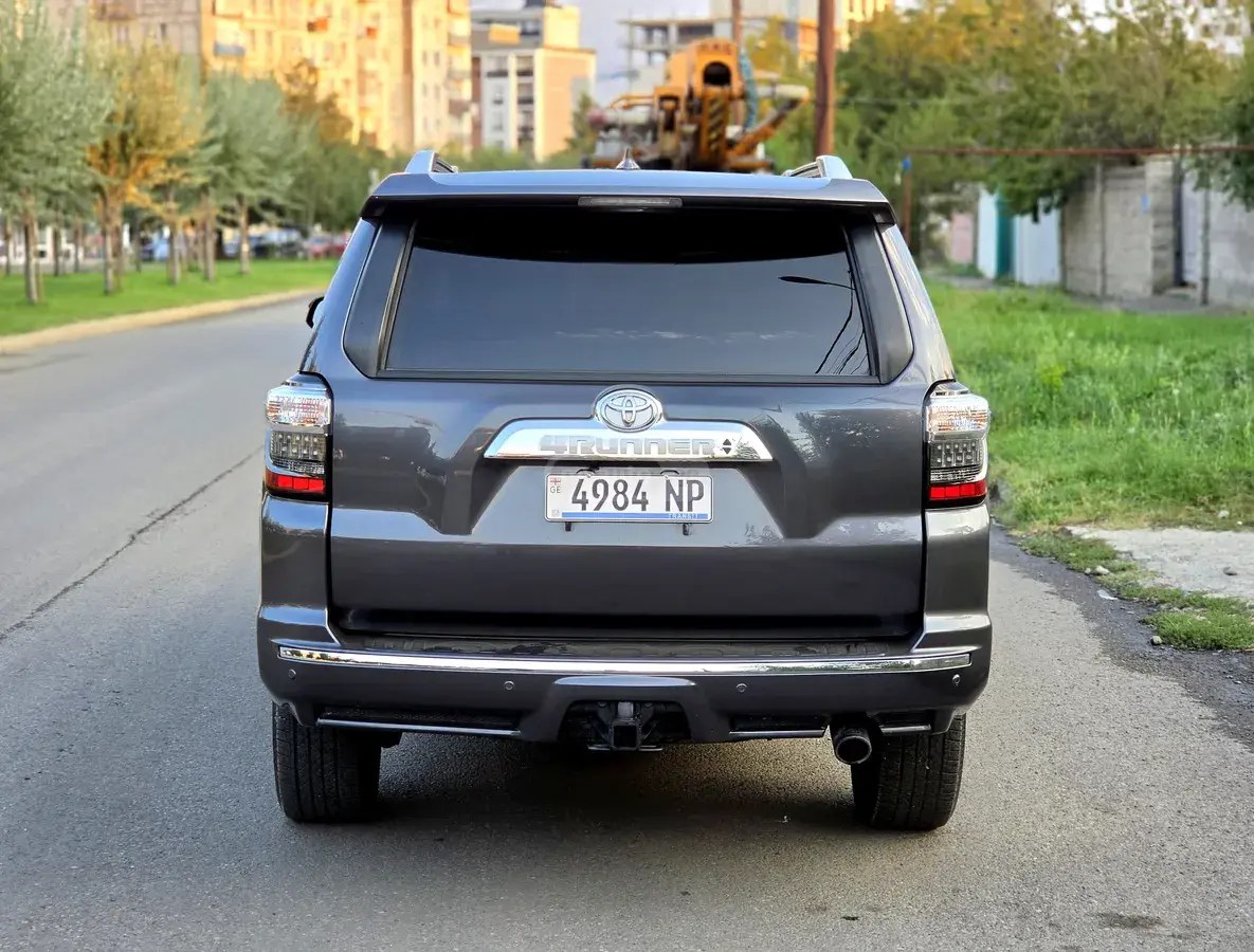 نمای دیگر تویوتا لیمیتد 4 در 4x4 اتوماتیک 2023