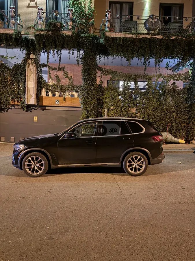 نمای دیگر بی ام و xDrive40i 4 در چهار چرخ محرک 2019