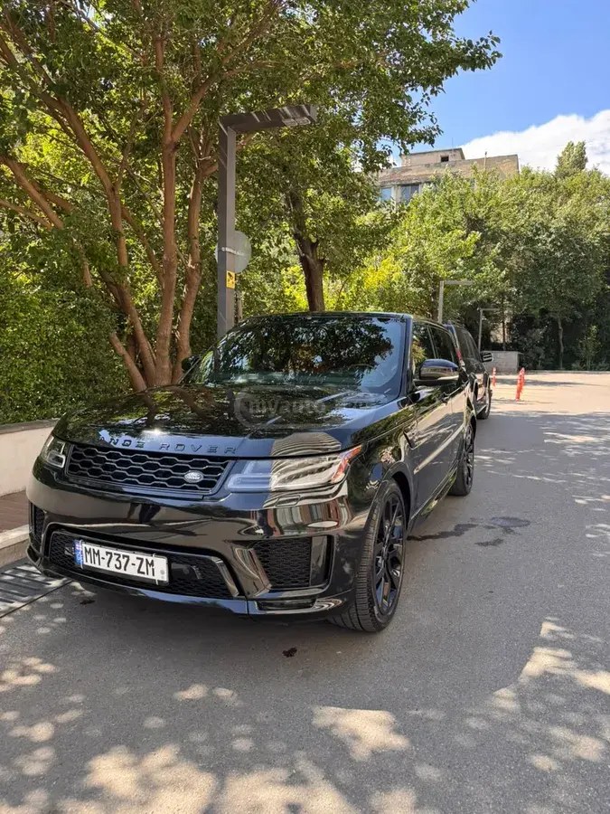 نمای دیگر لندروور HSE سیلور ادیشن 4 در 4x4 PHE 2022