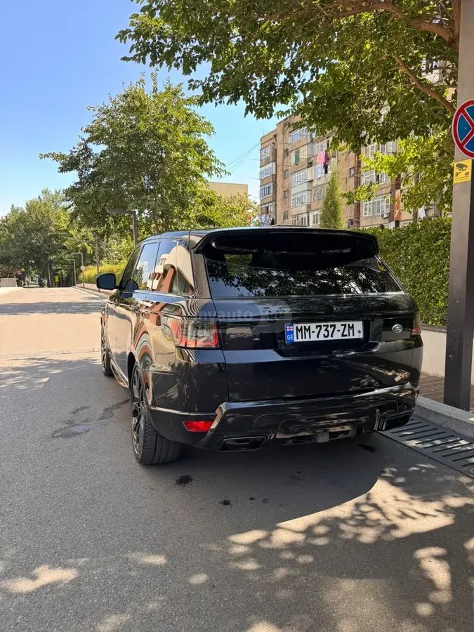 نمای دیگر لندروور HSE سیلور ادیشن 4 در 4x4 PHE 2022