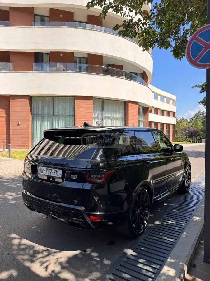نمای دیگر لندروور HSE سیلور ادیشن 4 در 4x4 PHE 2022
