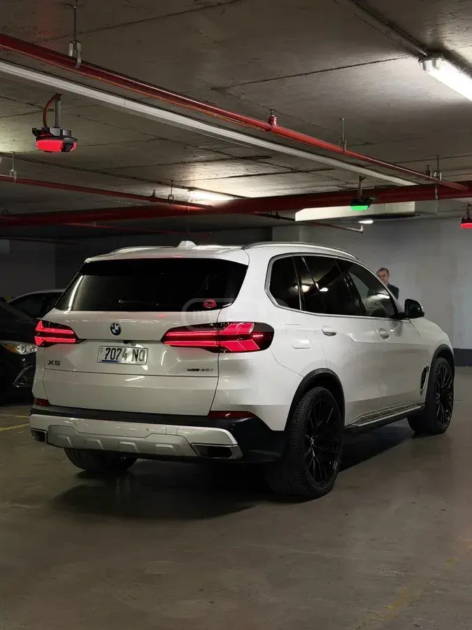 نمای دیگر بی ام و xDrive40i 4dr تمام چرخ محرک 2024