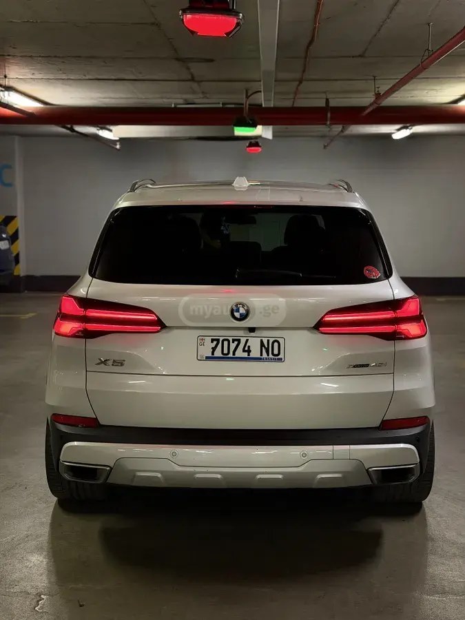 نمای دیگر بی ام و xDrive40i 4dr تمام چرخ محرک 2024