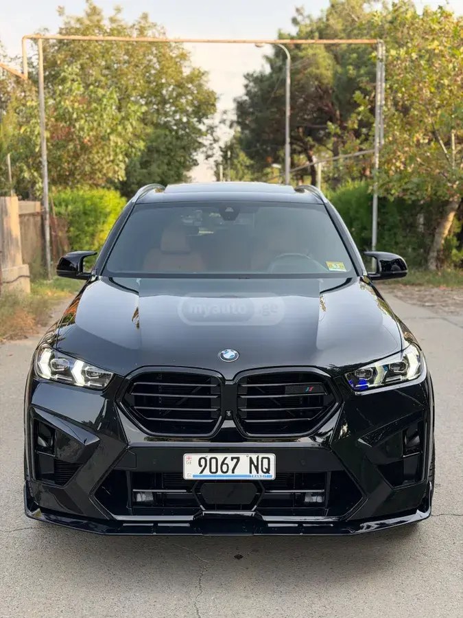 نمای دیگر بی ام و xDrive40i 4 در چهار چرخ محرک 2020