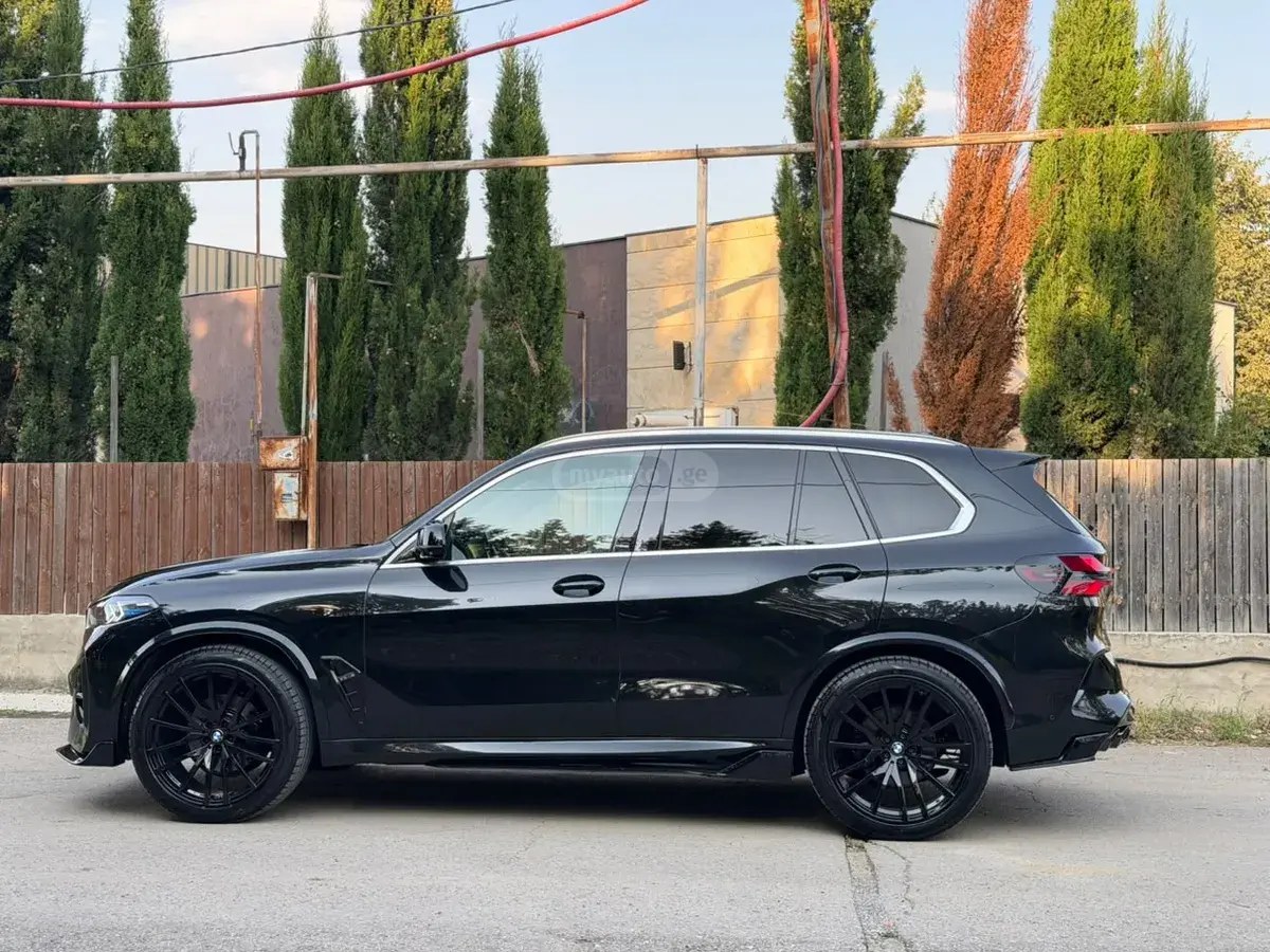 نمای دیگر بی ام و xDrive40i 4 در چهار چرخ محرک 2020