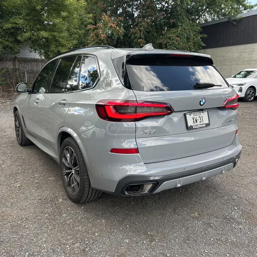 نمای دیگر بی ام و xDrive40i 4dr دیفرانسیل تمام 2023