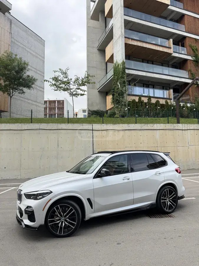 نمای دیگر بی ام و xDrive40i 4 در چهار چرخ محرک 2019