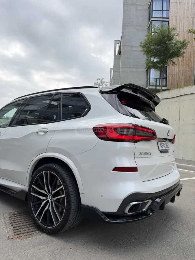 نمای دیگر بی ام و xDrive40i 4 در چهار چرخ محرک 2019