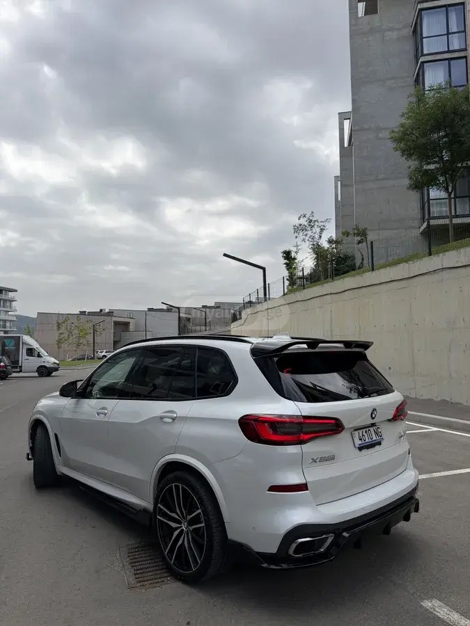 نمای دیگر بی ام و xDrive40i 4 در چهار چرخ محرک 2019