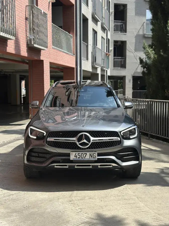 نمای دیگر مرسدس بنز پایه GLC 300 4 در تمام چرخ محرک 2020