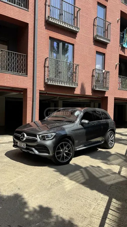 نمای دیگر مرسدس بنز پایه GLC 300 4 در تمام چرخ محرک 2020