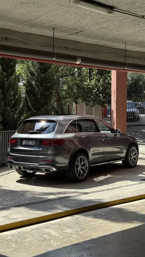 نمای دیگر مرسدس بنز پایه GLC 300 4 در تمام چرخ محرک 2020