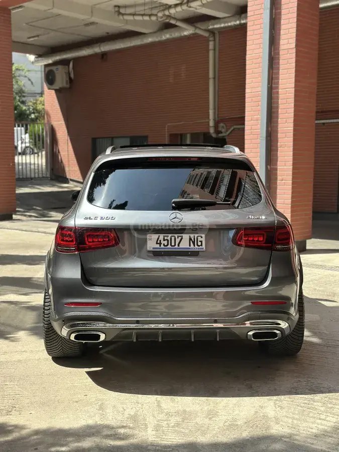 نمای دیگر مرسدس بنز پایه GLC 300 4 در تمام چرخ محرک 2020