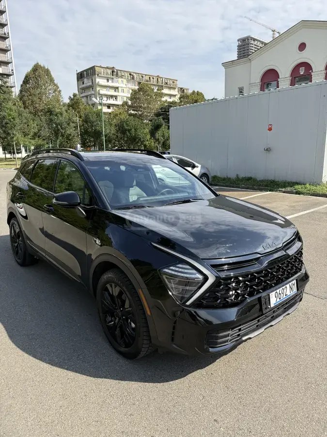 نمای دیگر کیا X لاین پلاگین هیبرید 2025