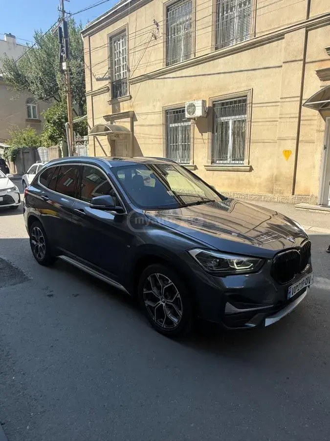 نمای دیگر بی ام و xDrive28i 4 در چهار چرخ محرک 2020