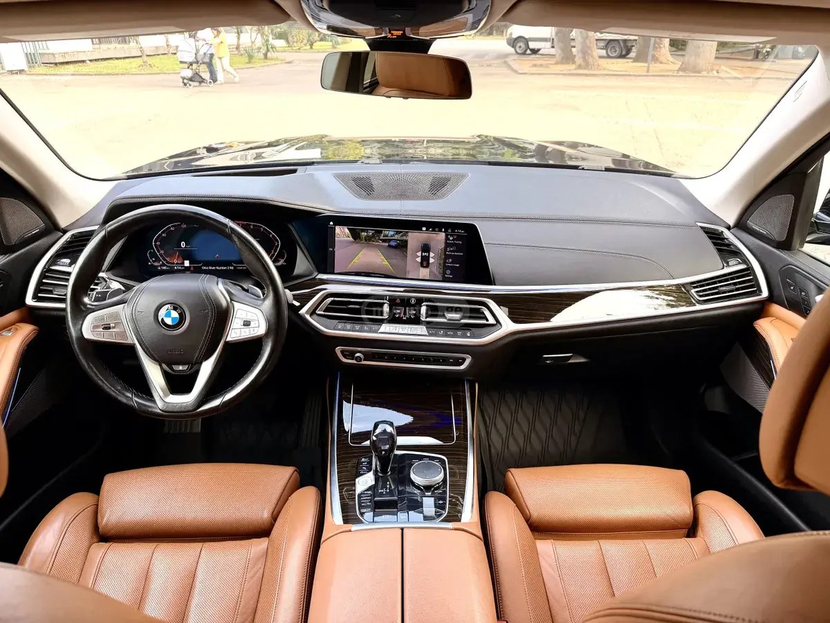 نمای دیگر بی ام و xDrive40i 4 در چهار چرخ محرک 2020