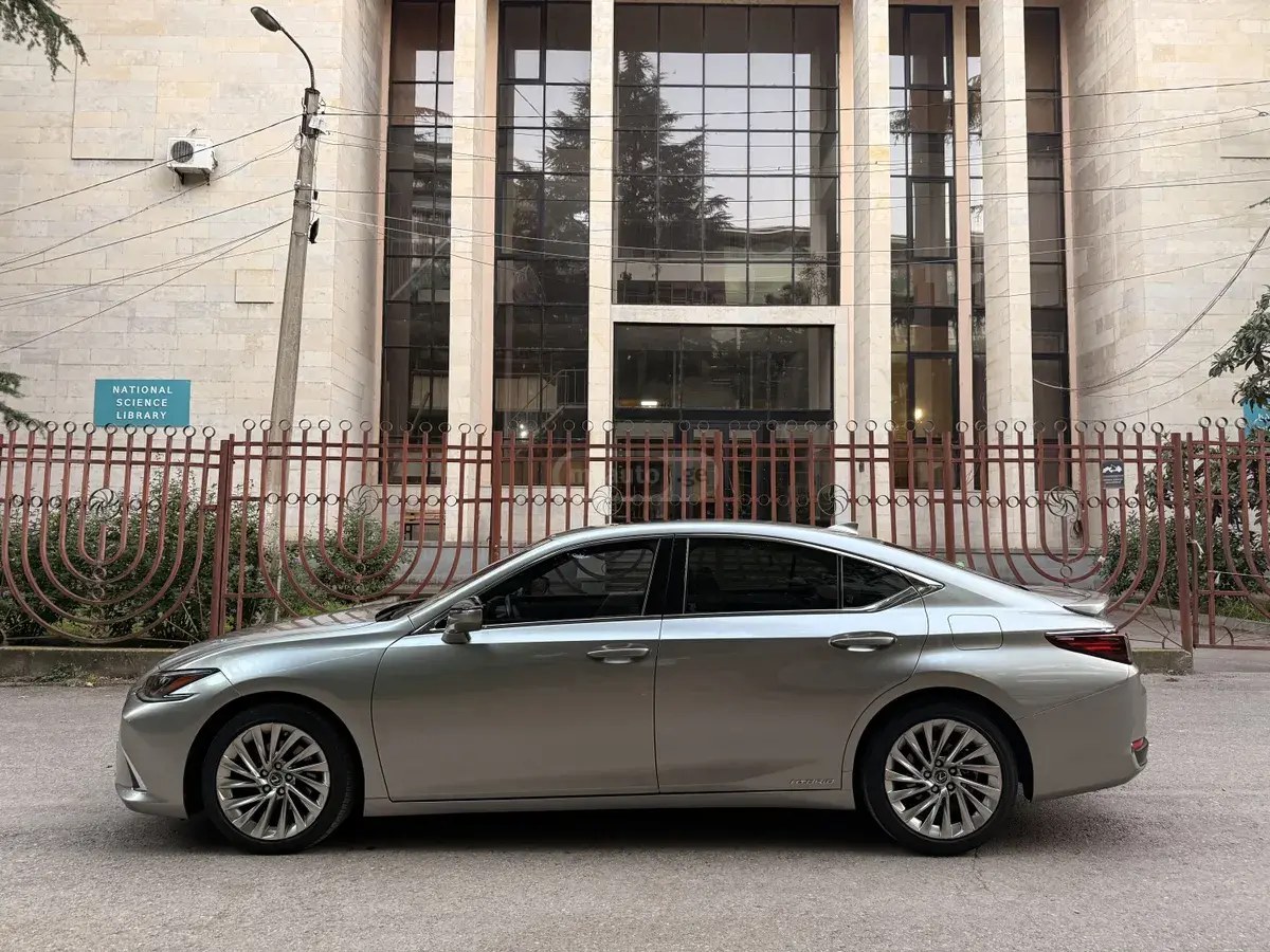 نمای دیگر لکسوس 2019