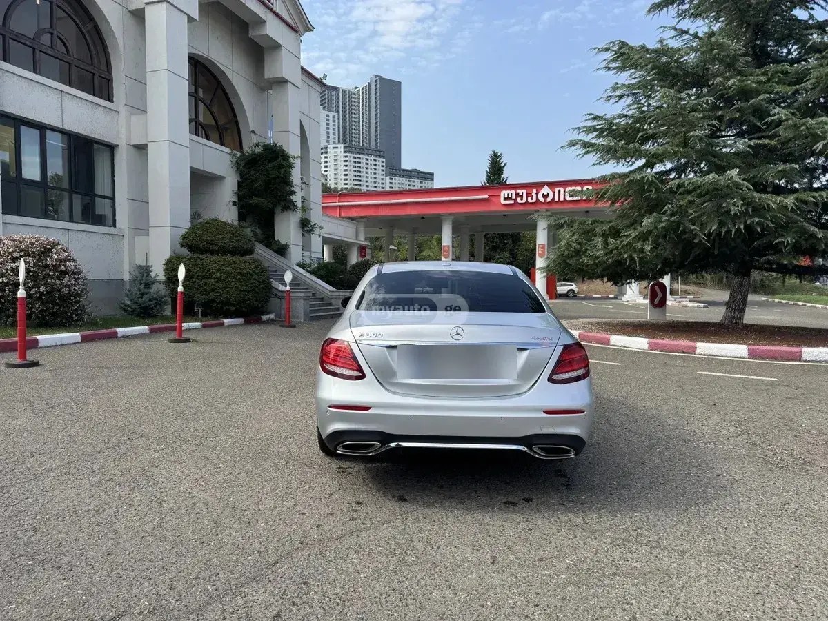نمای دیگر مرسدس بنز 4ماتیک AMG لاین 2017
