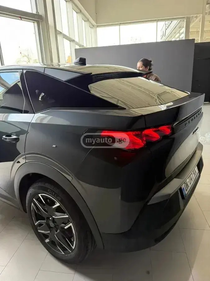 نمای دیگر پژو GT 2025