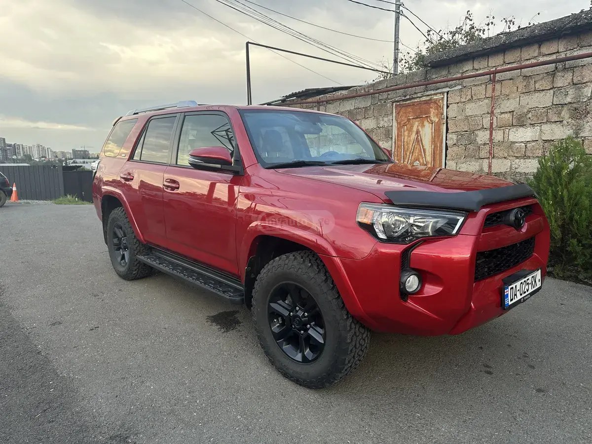 نمای دیگر تویوتا SR5 4 در 4x2 اتوماتیک 2018
