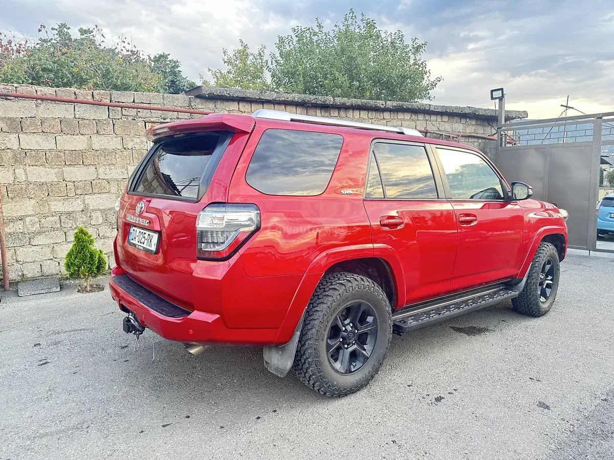 نمای دیگر تویوتا SR5 4 در 4x2 اتوماتیک 2018
