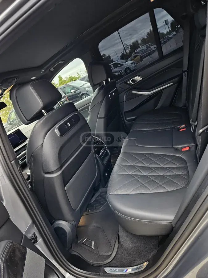 نمای دیگر بی ام و xDrive40i 4dr دیفرانسیل تمام 2023