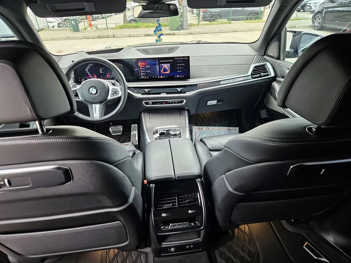 نمای دیگر بی ام و xDrive40i 4dr دیفرانسیل تمام 2023
