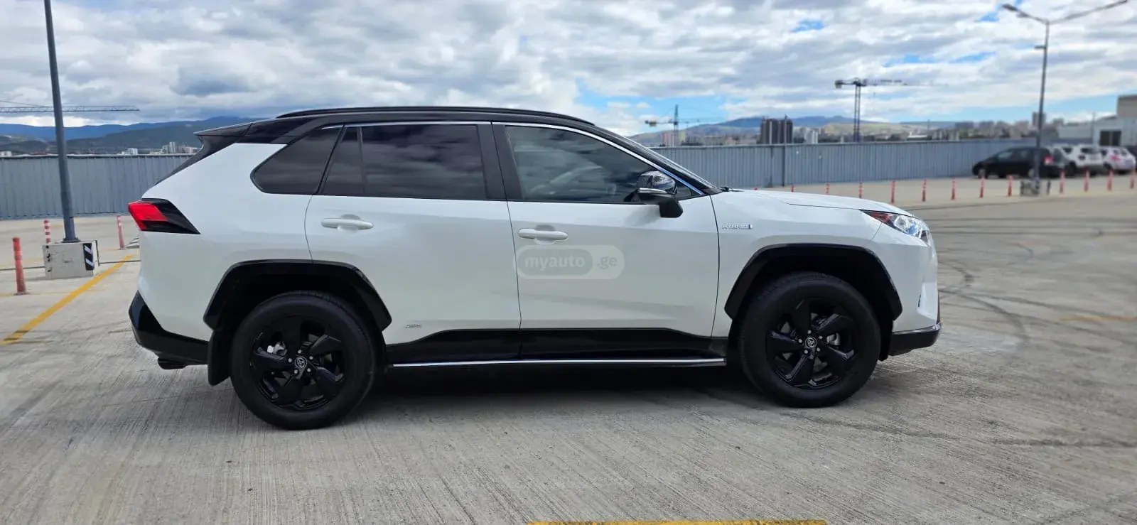 نمای دیگر تویوتا XSE 4 درب تمام چرخ محرک CVT 2020