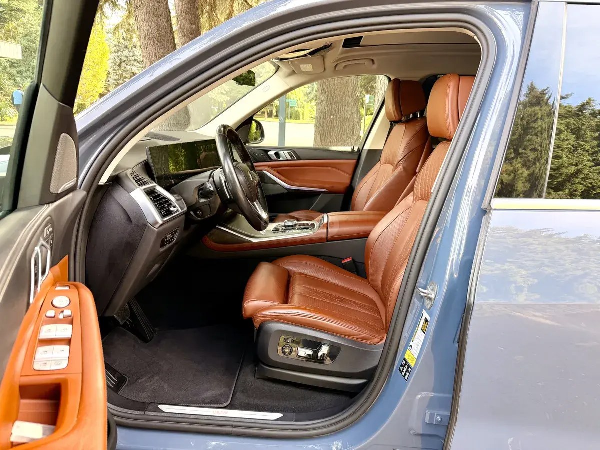نمای دیگر بی ام و xDrive40i 4dr دیفرانسیل تمام 2023