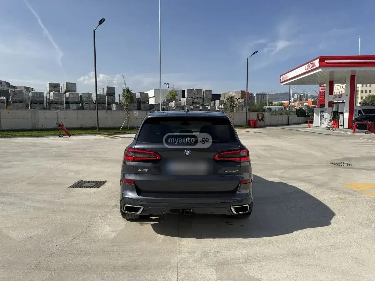 نمای دیگر بی ام و xDrive40i 4 در چهار چرخ محرک 2019