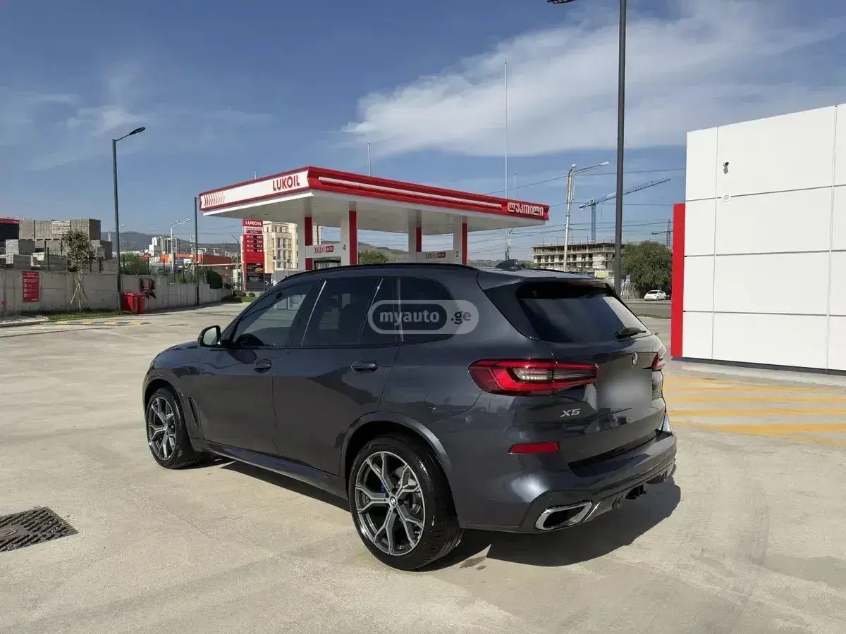 نمای دیگر بی ام و xDrive40i 4 در چهار چرخ محرک 2019