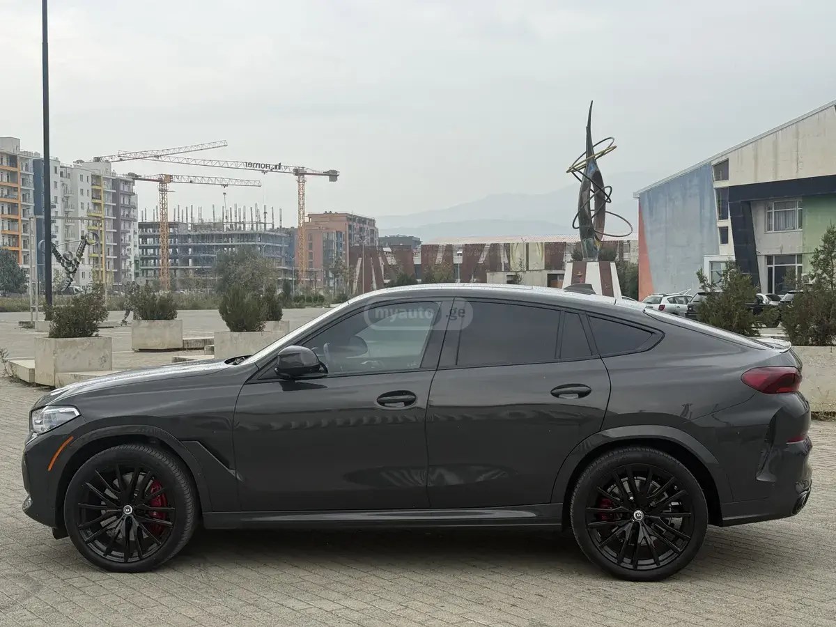 نمای دیگر بی ام و M50i 4 در چهار چرخ محرک اسپرت 2022