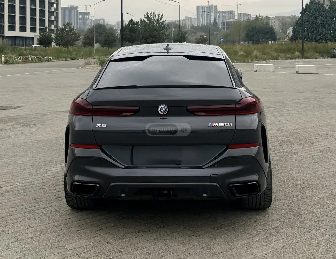نمای دیگر بی ام و M50i 4 در چهار چرخ محرک اسپرت 2022