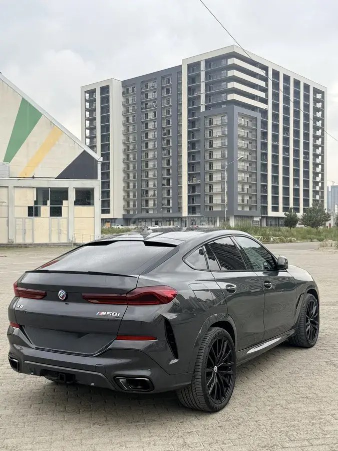 نمای دیگر بی ام و M50i 4 در چهار چرخ محرک اسپرت 2022