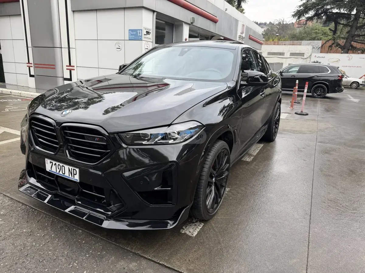 نمای دیگر بی ام و xDrive40i 4 در چهار چرخ محرک 2021