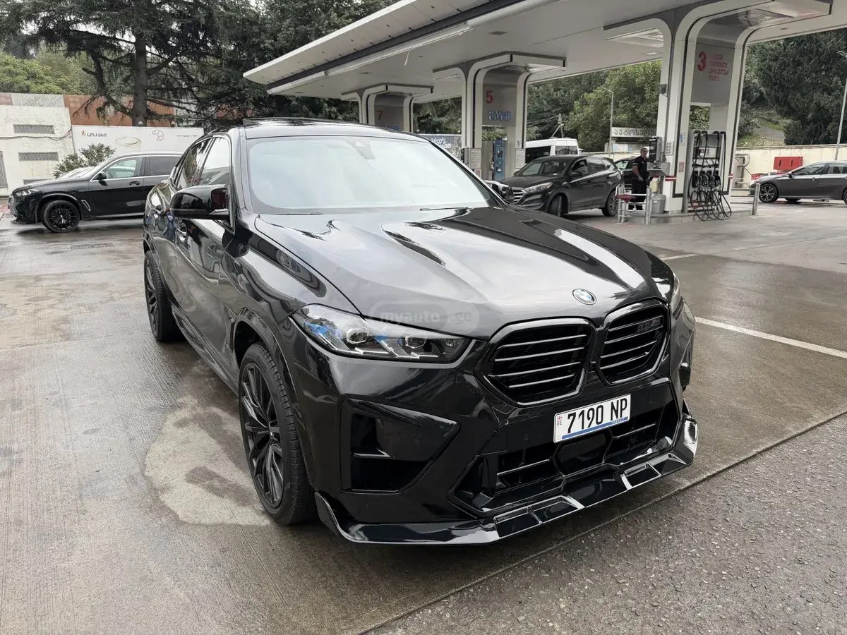 نمای دیگر بی ام و xDrive40i 4 در چهار چرخ محرک 2021
