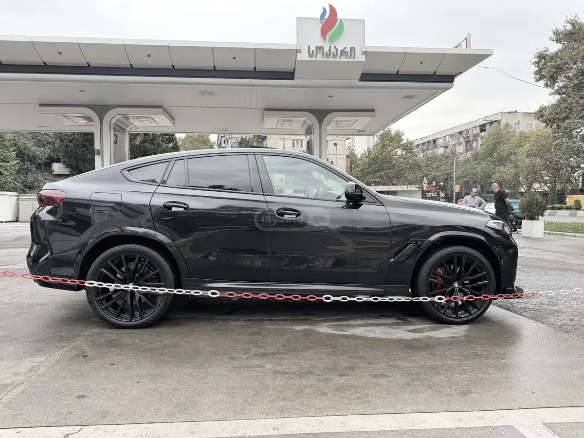 نمای دیگر بی ام و xDrive40i 4 در چهار چرخ محرک 2021