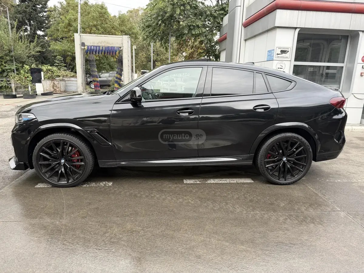 نمای دیگر بی ام و xDrive40i 4 در چهار چرخ محرک 2021