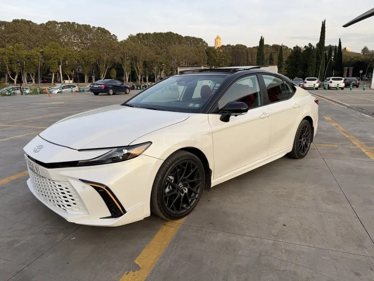 نمای دیگر تویوتا XSE TRD 2026