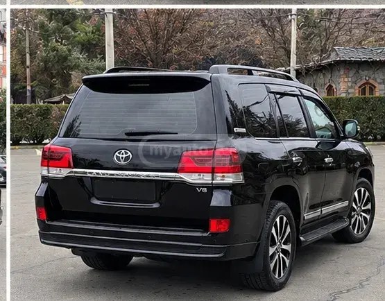 نمای دیگر تویوتا V8 4 در 4x4 اتوماتیک 2019