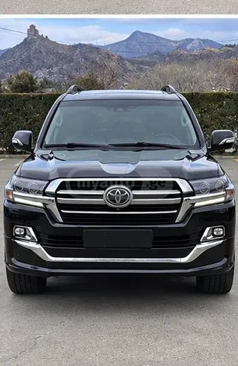 نمای دیگر تویوتا V8 4 در 4x4 اتوماتیک 2019