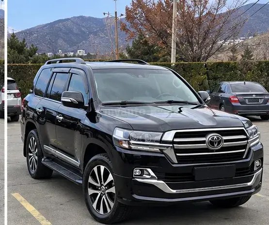 نمای دیگر تویوتا V8 4 در 4x4 اتوماتیک 2019