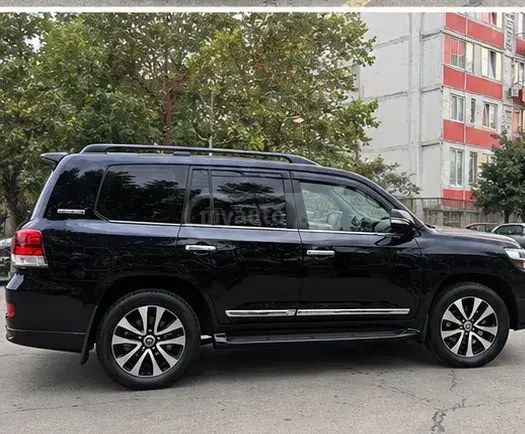 نمای دیگر تویوتا V8 4 در 4x4 اتوماتیک 2019