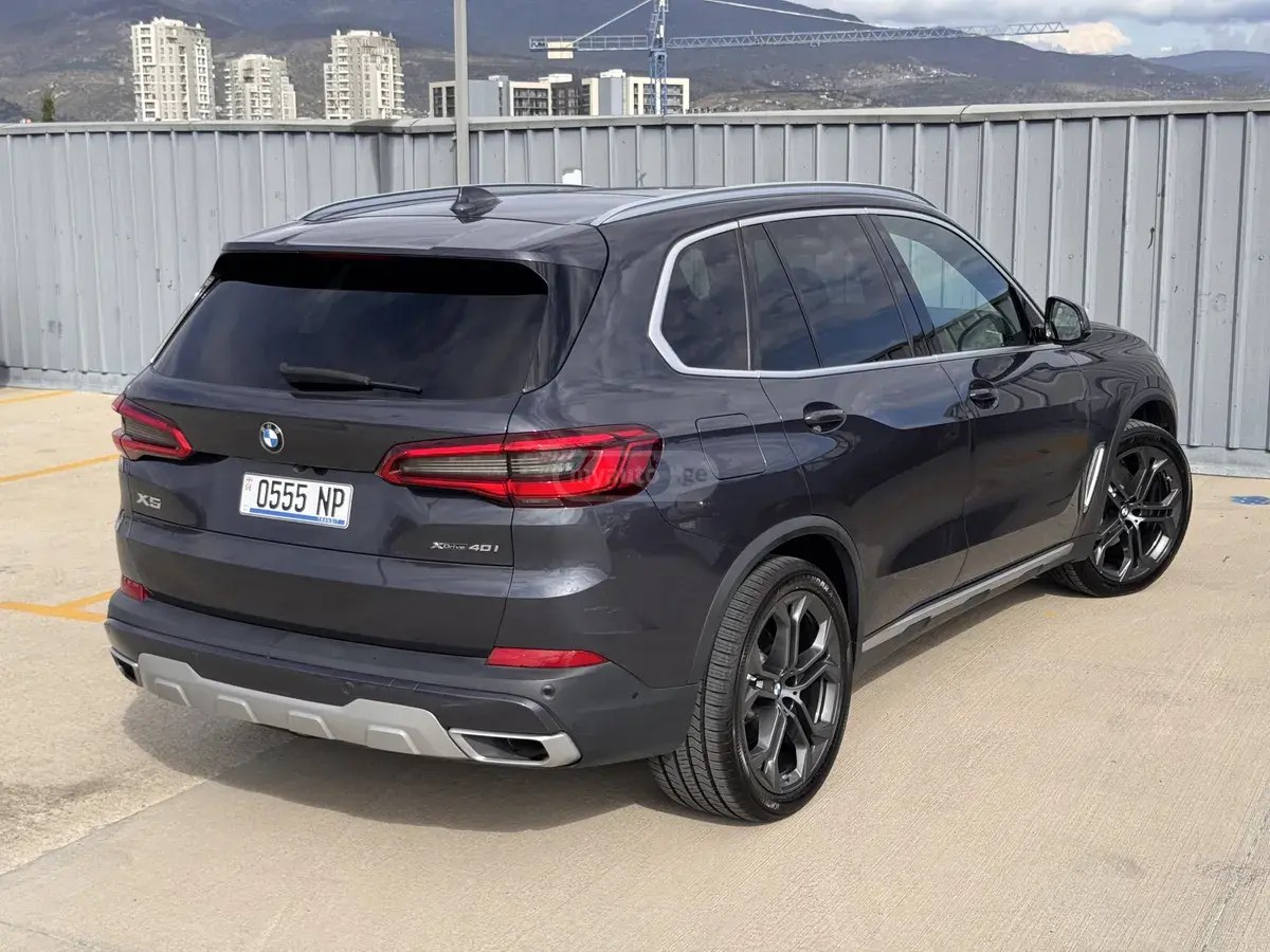 نمای دیگر بی ام و xDrive40i 4 در چهار چرخ محرک 2019
