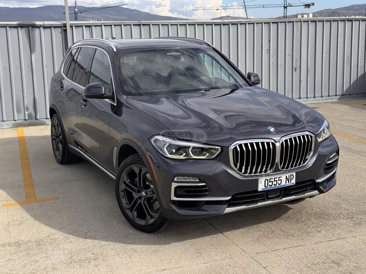 نمای دیگر بی ام و xDrive40i 4 در چهار چرخ محرک 2019