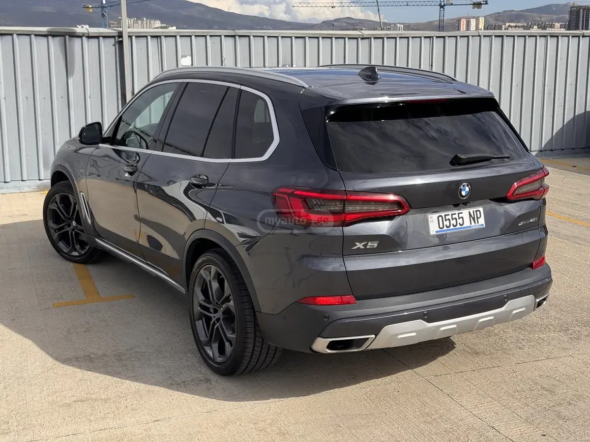 نمای دیگر بی ام و xDrive40i 4 در چهار چرخ محرک 2019