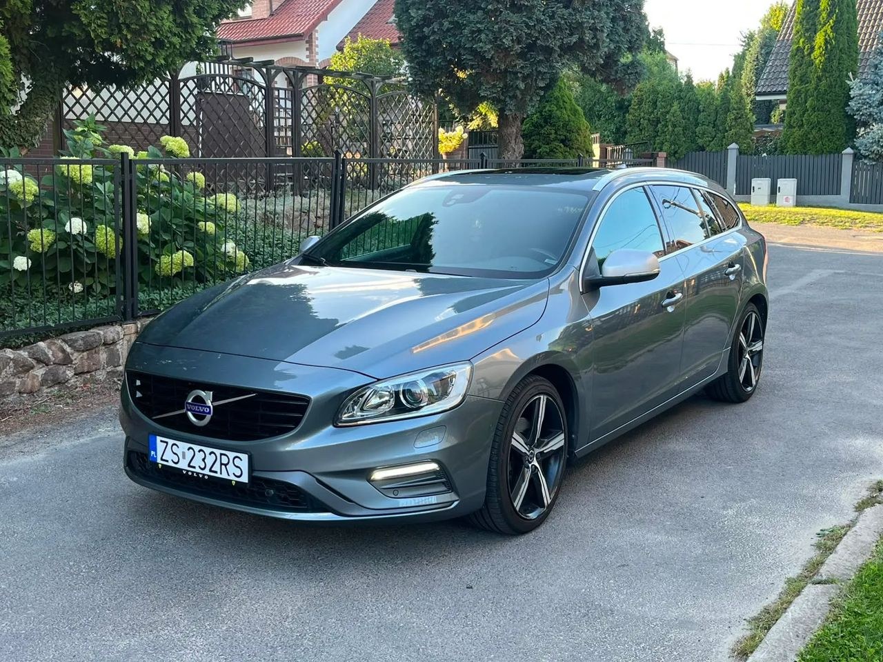 ولوو V60 D4 آر-دیزاین