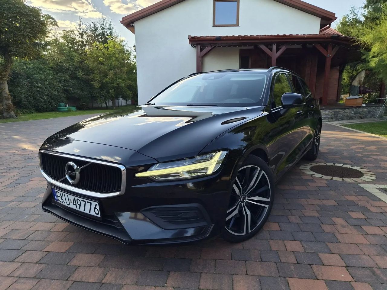 ولوو V60 B4 D گیرترونیک مومنتوم پرو