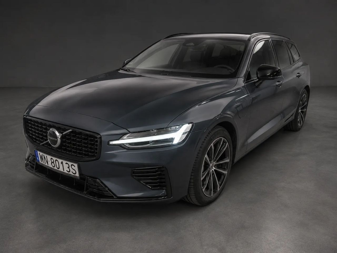 ولوو V60 T8 AWD پلاگین هیبرید پلاس دارک
