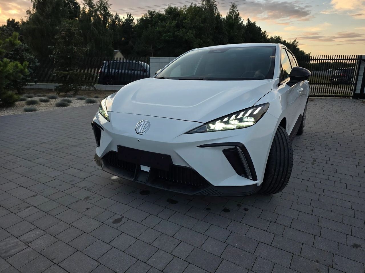 امجی 4 لوکس 64 kWh